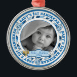 Niedlich Baby's 1. Hanukkah Dreidels Foto Name Ornament Aus Metall<br><div class="desc">Das süße Foto-Design mit den Worten "Baby's 1st Hanukkah" in der Rundung, die mit dreieligen Spielzeugen vermischt ist. Der Name und das Jahr des Babys für die Personalisierung wird auf beiden Seiten mit einer Menorah und dem Stern von David (abnehmbare Objektbilder) flankiert. Erinnern Sie sich an diesen bedeutsamen Anlass mit...</div>