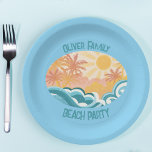 Niedlich Beach Waves Sunshine Blue Surfer Party Pappteller<br><div class="desc">Niedlicher Vintager Surfstil mit Party-Papiertafel mit schönen aquamarinen Ozeanwellen und einer hellen Sonne mit Palmen im Sommer. Das coole Grunge-Surfdesign wird ergänzt durch einen aquamarinen,  blauen,  individuellen Text für Ihren Familienurlaub oder Ihre Strandreise.</div>