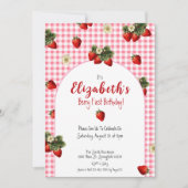 Niedlich Berry First Birthday Strawberry Red Gingh Einladung (Vorderseite)