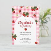 Niedlich Berry First Birthday Strawberry Red Gingh Einladung (Stehend Vorderseite)