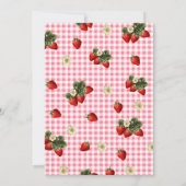 Niedlich Berry First Birthday Strawberry Red Gingh Einladung (Rückseite)