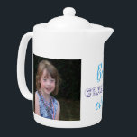Niedlich Best Oma je Custom Foto<br><div class="desc">Hier ist ein hübsches Geschenk für Oma von ihren Enkelkindern! Sie wird jedes Mal lächeln, wenn sie ihren Tee braut! Stellen Sie sicher, dass Sie zwei Ihrer Lieblings-Fotos hochladen, zwei für ein Enkelkind oder eines für zwei Enkelkinder. Inhalt</div>