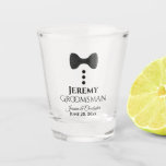 Niedlich Black Krawatte Tuxedo Trauzeuge Hochzeit Schnapsglas<br><div class="desc">Dieses lustige Schussglas zeichnet sich durch ein niedliches Design mit einer schwarzen Bogen-Krawatte und drei Tasten aus, die an ein Tuxedo erinnern. Der Text lautet "Trauzeuge" mit einem Platz für seinen Namen. Unten ist Platz für die Namen des Paares und das Hochzeitstag. Ein guter Weg, um ihm dafür zu danken,...</div>