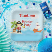 Niedlich Blonde Pirate Boy in Red Birthday Pappteller (Party)