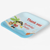 Niedlich Blonde Pirate Boy in Red Birthday Pappteller (Gewinkelt)