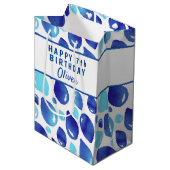 Niedlich Blue Balloon Pattern Boy's Birthday Mittlere Geschenktüte (Vorderseite Schrägansicht)