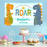Niedlich Blue Dinosaurier Stomp Chomp Roar Boy Geb Banner<br><div class="desc">"Stomp, Chomp und brüllen Lass". Herzlich willkommen auf der Dinosaurier Geburtstagsparty Ihres Sohnes! Zeigen Sie dieses atemberaubende, moderne, stilvolle, personalisierte Banner, um seinen besonderen Tag zu ergänzen. Ein lustiges, skurriles, spielerisches visuelle von zwei niedlichen, kühnen, kawaii-, orange-, grün- und blauen T-Rexen und lustige, handgeschriebene Typografie auf einem helltürkisblau-weiß gestreiften Hintergrund...</div>