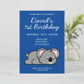 Niedlich Blue Funny Sleeping Koala 1. Geburtstag Einladung (Stehend Vorderseite)