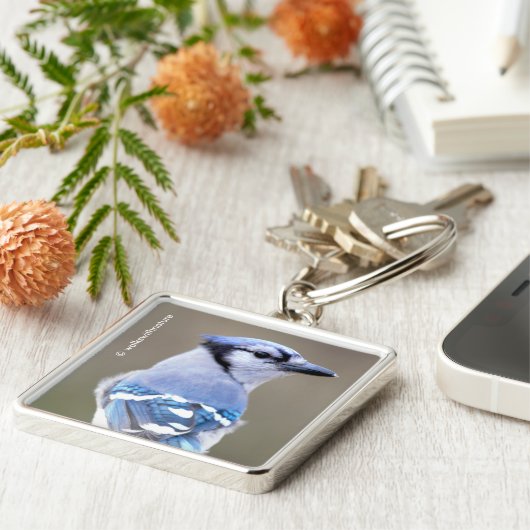 Niedlich Blue Jay Songbird auf Treestump Schlüsselanhänger (Seite)