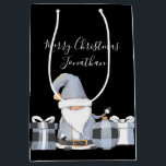 Niedlich Blue Santa Gnome mit Geschenken Mittlere Geschenktüte<br><div class="desc">Personalisiert und einfach! Bewundernswertes Santa Gnome Design mit individuellem Gruß und Empfängername auf der Vorderseite,  von und givers Namen auf der Rückseite!</div>