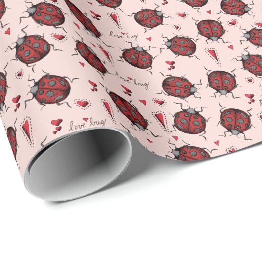 Niedlich Blush Pink Ladybug Liebe Bug & Red Heart  Geschenkpapier (Rolleneckpunkt)