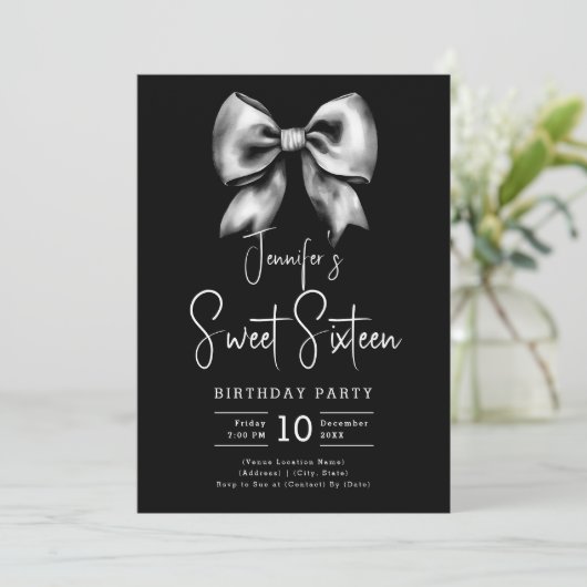 Niedlich Bow Coquette Script Sweet 16 Party Black Einladung (Stehend Vorderseite)