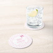 Niedlich Bow Pastel Pink Gingham Baby Dusche Runder Pappuntersetzer (Vor Ort)