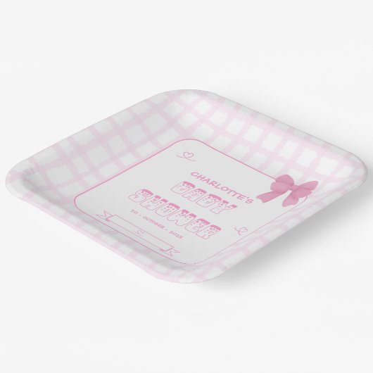 Niedlich Bow Pastel Pink Gingham Baby Showplatz Pappteller (Gewinkelt)