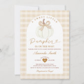 Niedlich Bow Sweet Little Pumpkin Gingham Baby Dus Einladung (Vorderseite)