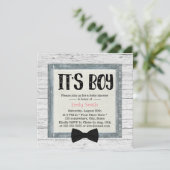 Niedlich Boy Bow Krawatte Rustic Wood Baby Dusche Einladung (Stehend Vorderseite)