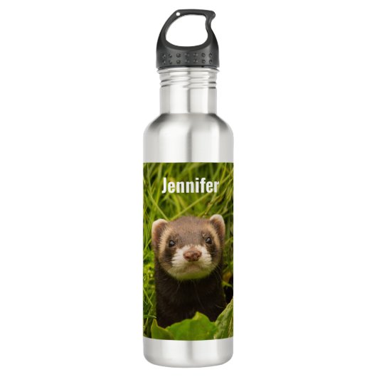 Niedlich Brown Ferret im Gras Edelstahlflasche (Vorderseite)