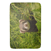 Niedlich Brown Ferret im Gras-Foto Badematte (Vorderseite Vertikal)