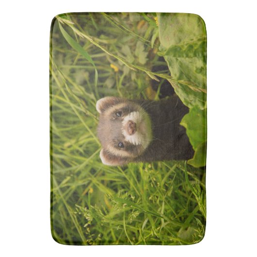 Niedlich Brown Ferret im Gras-Foto Badematte (Vorderseite Vertikal)