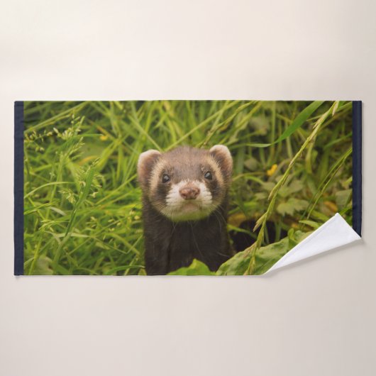Niedlich Brown Ferret im Gras-Foto Badhandtuch Set (Badehandtuch)