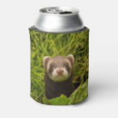 Niedlich Brown Ferret im Gras-Foto Dosenkühler (Kanne Rückseite)