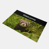 Niedlich Brown Ferret im Gras-Foto Fußmatte (Schrägansicht)