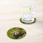 Niedlich Brown Ferret im Gras-Foto Runder Pappuntersetzer (Vor Ort)