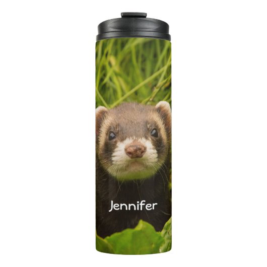 Niedlich Brown Ferret im Gras-Foto Thermosbecher (Vorderseite)