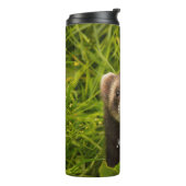 Niedlich Brown Ferret im Gras-Foto Thermosbecher (Nach links gedreht)