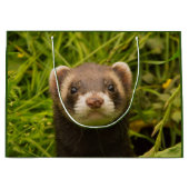 Niedlich Brown Ferret im Gras Große Geschenktüte (Vorderseite)