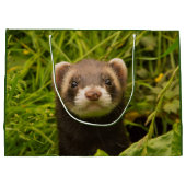 Niedlich Brown Ferret im Gras Große Geschenktüte (Rückseite)