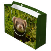 Niedlich Brown Ferret im Gras Große Geschenktüte (Rückseite Schrägansicht)