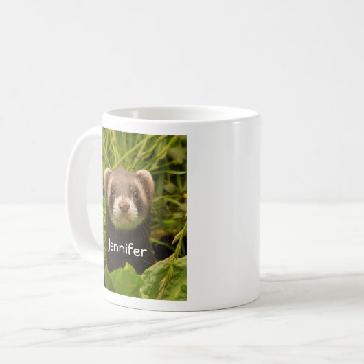 Niedlich Brown Ferret im Gras Kaffeetasse (Vorderseite Links)