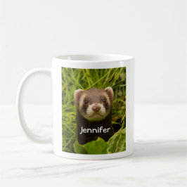 Niedlich Brown Ferret im Gras Kaffeetasse