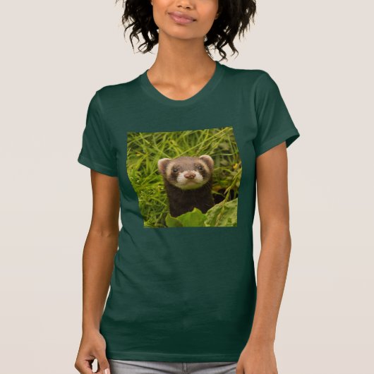 Niedlich Brown Ferret im Gras T-Shirt (Vorderseite)