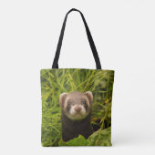 Niedlich Brown Ferret im Gras Tasche (Rückseite)