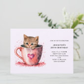 Niedlich Brown Kitten in einem Teacup Geburtstag Einladung (Stehend Vorderseite)