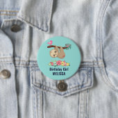 Niedlich Brown Sloth Hanging Auf dem Kopf Geburtst Button (Beispiel)