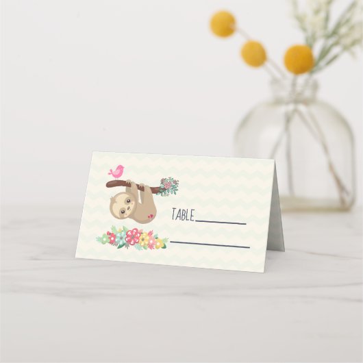 Niedlich Brown Sloth Hanging Platzkarte (Vorderseite)