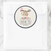 Niedlich Brown Sloth Hanging Runder Aufkleber (Tasche)