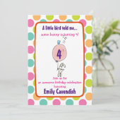 Niedlich Bunny Holding a Balloon Polka Dot Birthda Einladung (Stehend Vorderseite)