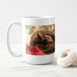 Niedlich Calico Katze Schlafen unter Weihnachtsbau Kaffeetasse