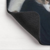 Niedlich Calico Schlafkat über Schulter Mousepad (Ecke)