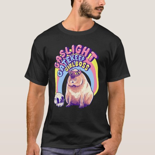 Niedlich Capybara Gaslight Gatekeep Girlboss T-Shirt (Vorderseite)