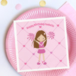 Niedlich Cheerleader Kids Custom Pink Birthday Par Serviette<br><div class="desc">Diese niedliche,  individuell zugeschnittene Geburtstagsparty-Serviette zeichne von einem hübschen brünetten Cheerleader in einer fröhlichen Uniform,  die rosa Pom-Poms hält. Dieses niedliche Kindergeburtstag-Dekor wird mit dem Namen Ihres Mädchens,  zwischen dem lustigen Herzmuster,  persönlich gestaltet.</div>