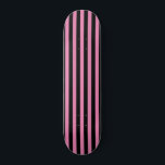 Niedlich Chic Pink und schwarz Vertikal gestreift Skateboard<br><div class="desc">Rosa und schwarz Vertikales Strickmuster</div>