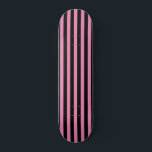 Niedlich Chic Pink und schwarz Vertikal gestreift Skateboard<br><div class="desc">Rosa und schwarz Vertikales Strickmuster</div>