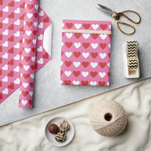 Niedlich Chic Red and White Hearts on Pink Geschenkpapier