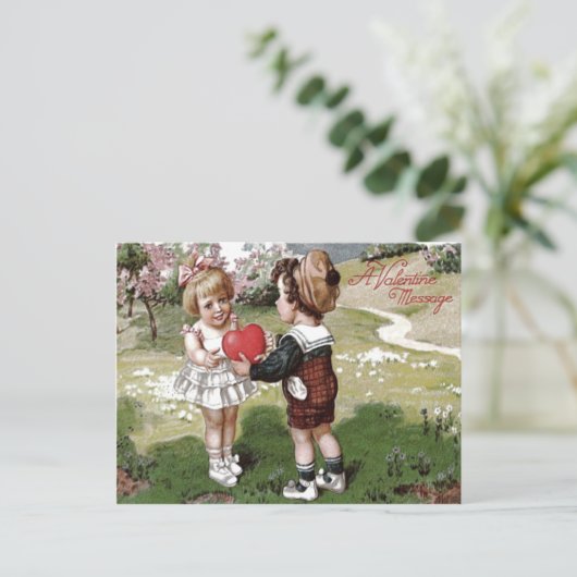 Niedlich Children Couple Heart Daisy Postkarte (Stehend Vorderseite)