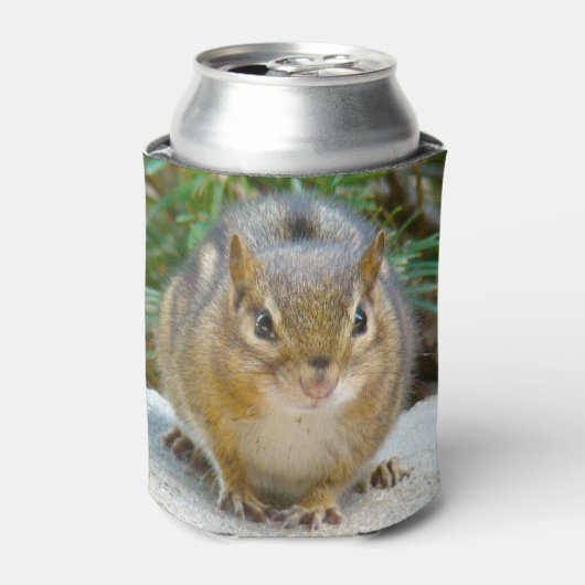 Niedlich Chipmunk hat sein Auge auf dich Dosenkühler (Kanne Vorderseite)